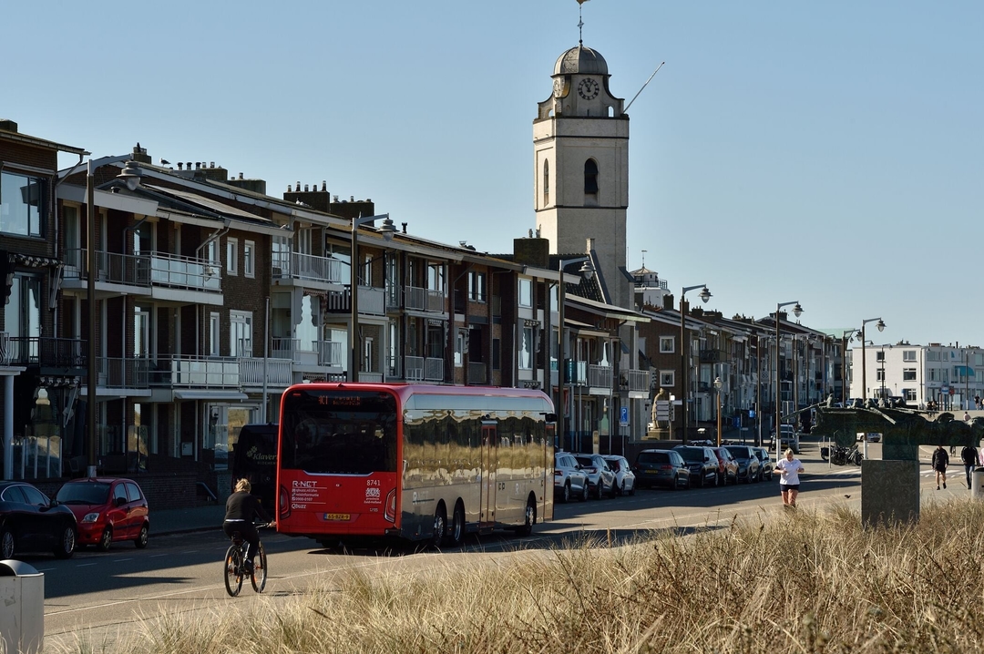 Achterkant van een R-net bus in Katwijk