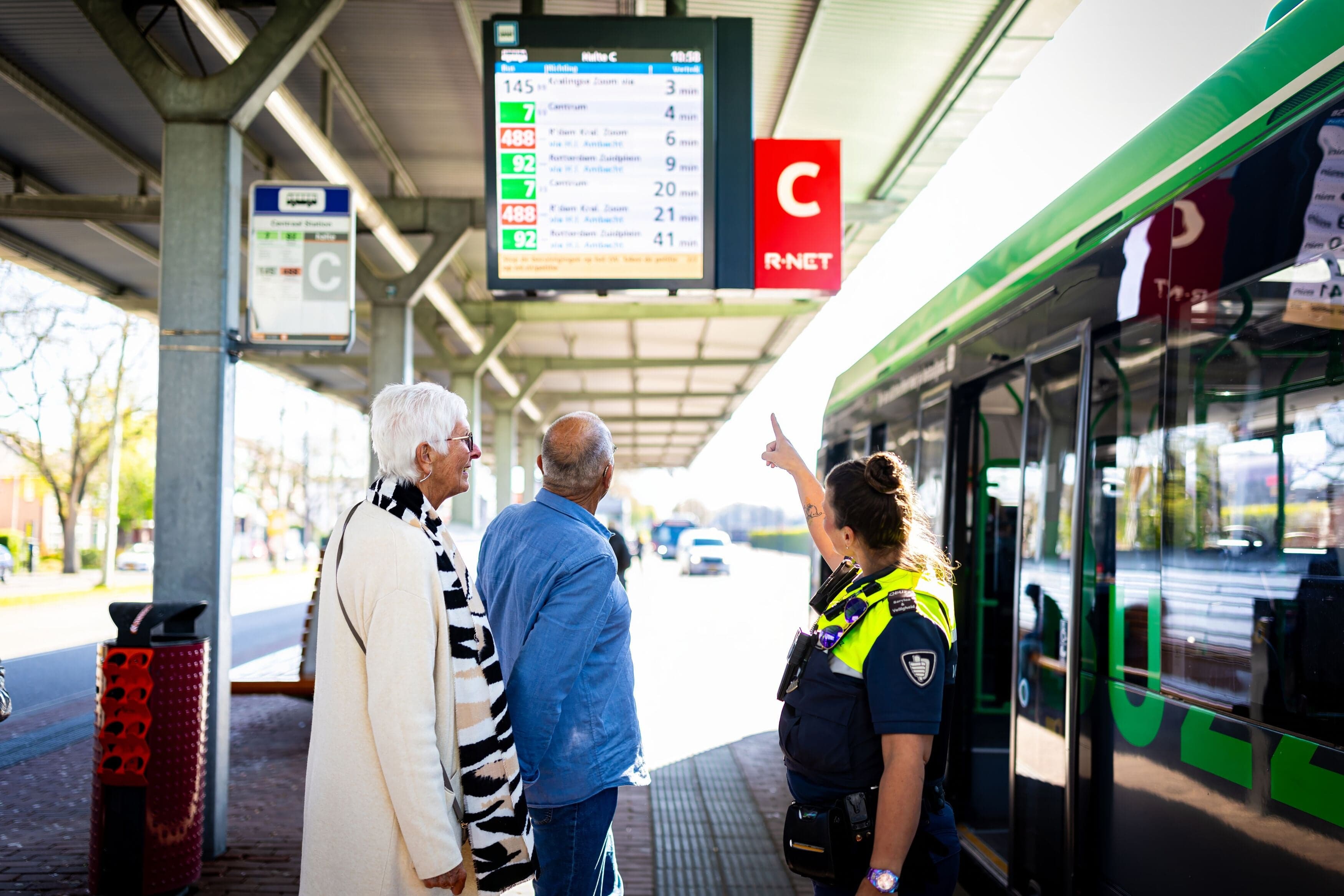 Service en veiligheid medewerker helpt reizigers