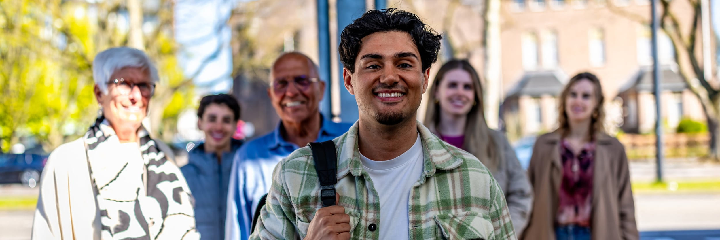 Een groep reizigers staat klaar om de bus in te stappen